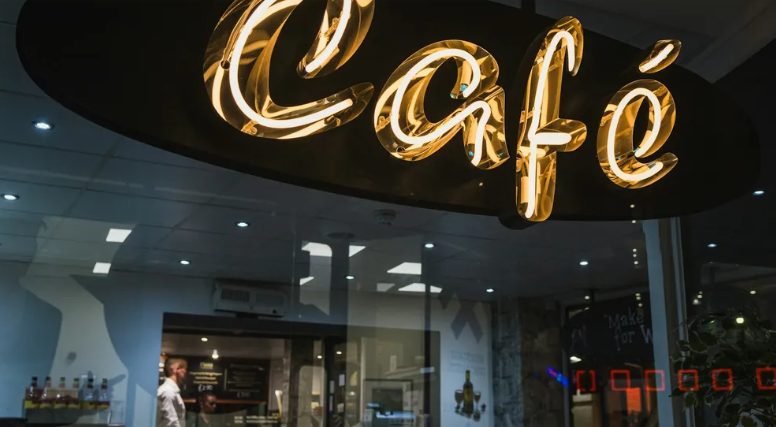 Η σερβιτόρα μου λέει εμένα και στον εγγονό μου να φύγουμε από το καφέ – λίγα λεπτά αργότερα η ζωή μας άλλαξε για πάντα