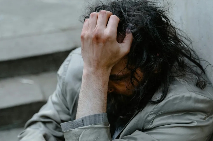 Βοήθησα έναν πεινασμένο βετεράνο ένα βράδυ — έναν μήνα αργότερα το αφεντικό μου με κάλεσε στο γραφείο του και όλα άλλαξαν