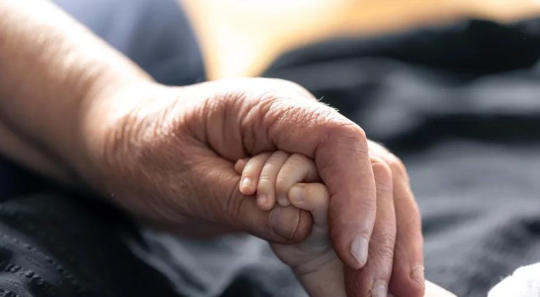 Η σερβιτόρα μου λέει εμένα και στον εγγονό μου να φύγουμε από το καφέ – λίγα λεπτά αργότερα η ζωή μας άλλαξε για πάντα