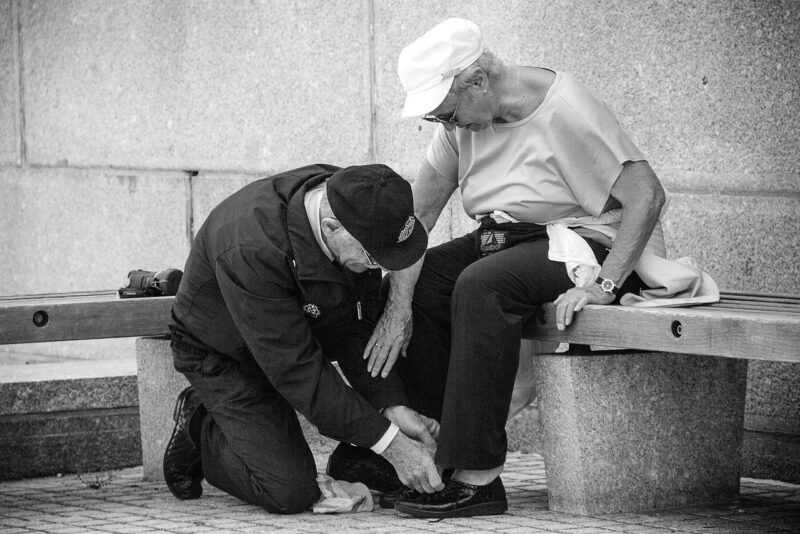 Έσωσα τη ζωή ενός άστεγου άντρα στον δρόμο – Τέσσερα χρόνια αργότερα στάθηκε μπροστά στην πόρτα μου