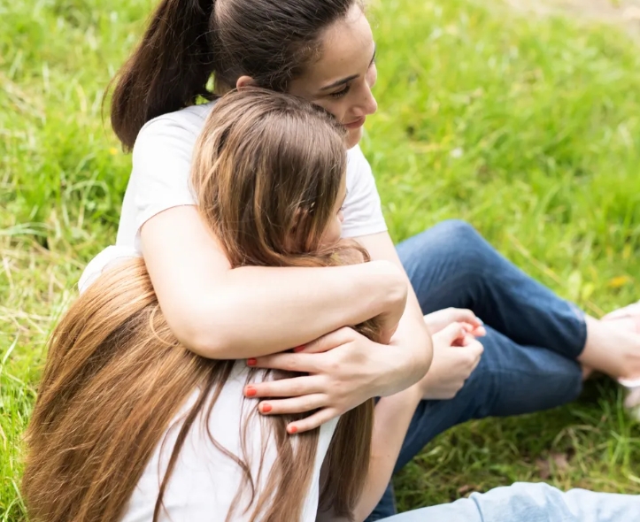 Mijn dochter stond alleen op een schoolfeest — toen veranderde een onverwachte binnenkomst alles