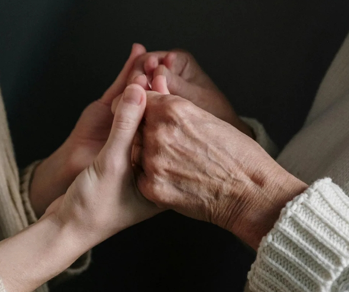 Όλη μου τη ζωή ήξερα ότι ήμουν υιοθετημένη – αλλά στα 25 μου ανακάλυψα ότι η θετή μου μητέρα μου είχε πει ψέματα και ο λόγος με συγκλόνισε