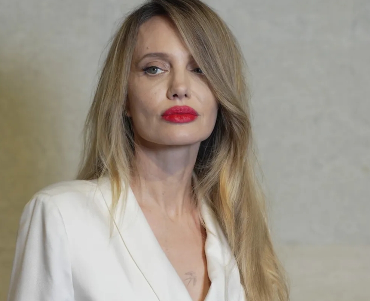 Η Angelina Jolie, 50 ετών, προκαλεί αίσθηση με το τολμηρό κόκκινο κραγιόν και το λευκό φόρεμά της σε εκδήλωση του «Tom Ford» στην Κίνα