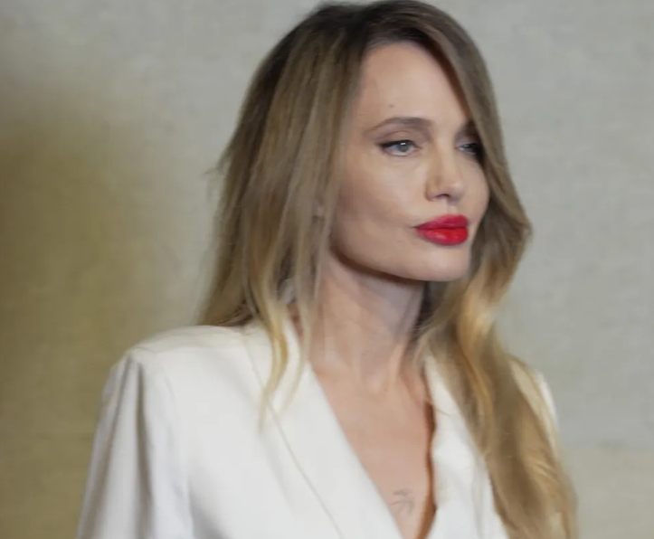 Η Angelina Jolie, 50 ετών, προκαλεί αίσθηση με το τολμηρό κόκκινο κραγιόν και το λευκό φόρεμά της σε εκδήλωση του «Tom Ford» στην Κίνα