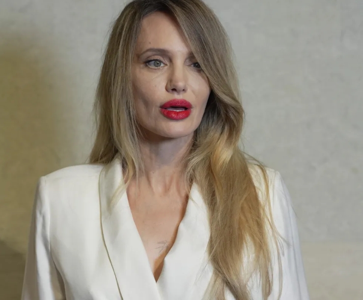 Η Angelina Jolie, 50 ετών, προκαλεί αίσθηση με το τολμηρό κόκκινο κραγιόν και το λευκό φόρεμά της σε εκδήλωση του «Tom Ford» στην Κίνα