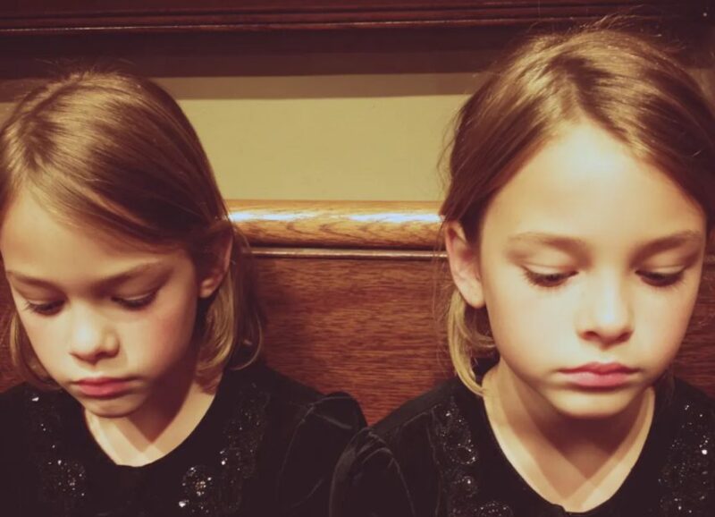 Έγινα κηδεμόνας των δίδυμων αδελφών μου μετά τον θάνατο της μητέρας μου — Η αρραβωνιαστικιά μου προσποιούνταν ότι τις αγαπούσε μέχρι που άκουσα τι πραγματικά έλεγε