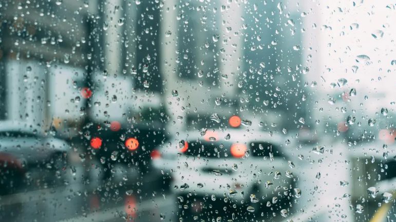 Stille passagier staat midden in de vlucht op—wat hij daarna deed hielp iedereen aan boord te redden