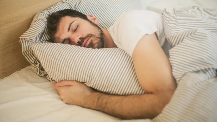 Ik voedde haar op als mijn eigen kind — en op een dag zei ze dat ze me moest verlaten voor haar biologische vader