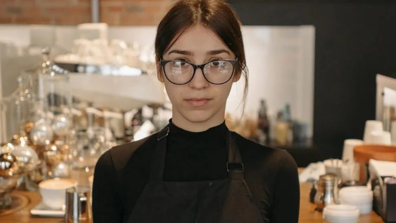 Με έδιωξαν εμένα και τη μικρή μου εγγονή από το καφέ, μέσα στη βροχή – και τότε μπήκε η δικαιοσύνη.