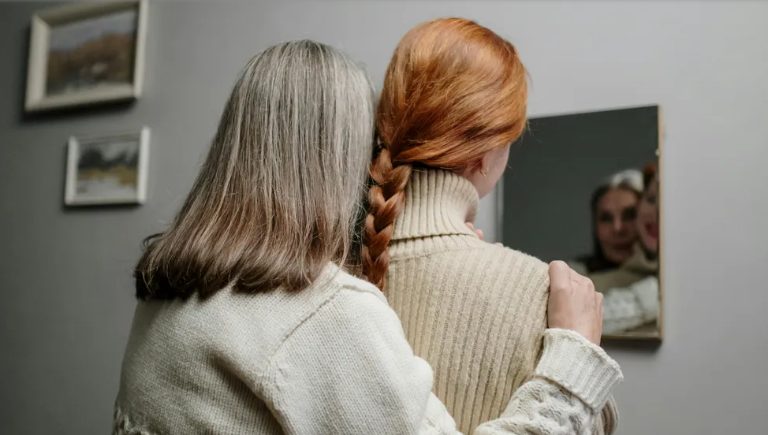Στα 72 μου παντρεύτηκα έναν χήρο — αλλά κατά τη διάρκεια του γάμου, η κόρη του με τράβηξε στην άκρη και μου είπε: «Δεν είναι αυτός που ισχυρίζεται ότι είναι.»