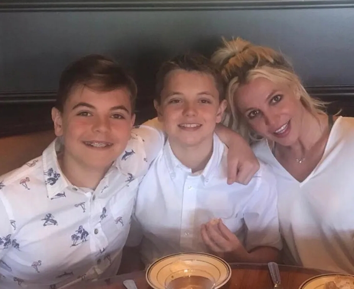 Οι γιοι της Britney Spears, 19 και 20 ετών, μεγάλωσαν μακριά από τα φώτα της δημοσιότητας