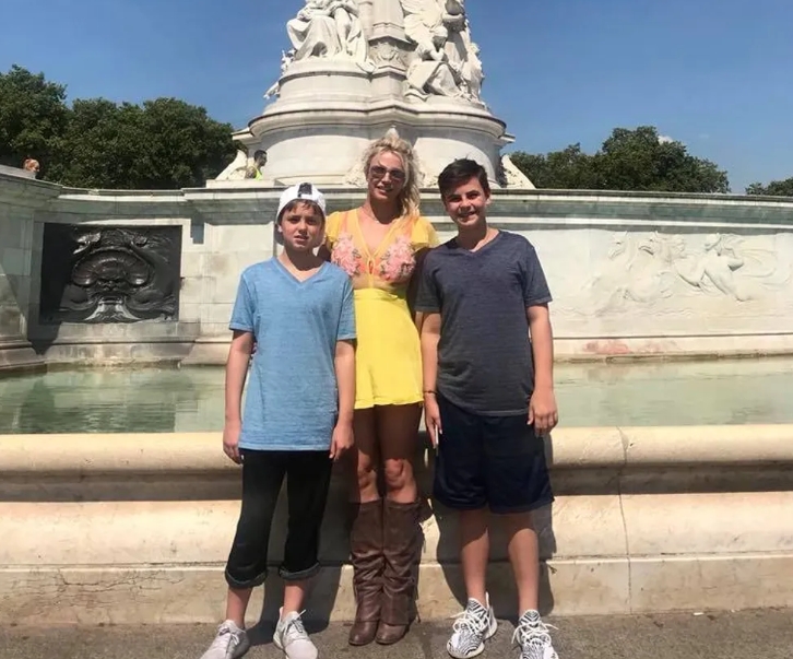 Οι γιοι της Britney Spears, 19 και 20 ετών, μεγάλωσαν μακριά από τα φώτα της δημοσιότητας