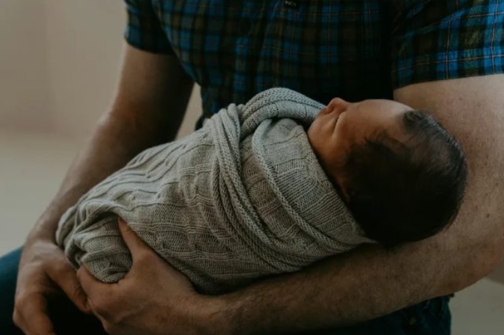 Η παρένθετη μητέρα μας γέννησε το παιδί μας – Όταν ο άντρας μου το έκανε μπάνιο για πρώτη φορά, φώναξε: «Δεν μπορούμε να κρατήσουμε αυτό το παιδί!»