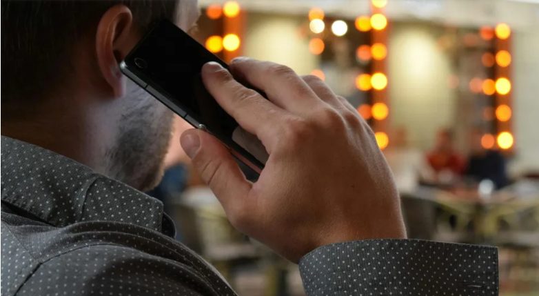 Φρόντιζα την 85χρονη γειτόνισσά μου για την κληρονομιά της, αλλά δεν μου άφησε τίποτα — όμως το επόμενο πρωί ο δικηγόρος της χτύπησε την πόρτα μου και είπε: «Στην πραγματικότητα, σου άφησε ένα πράγμα.»
