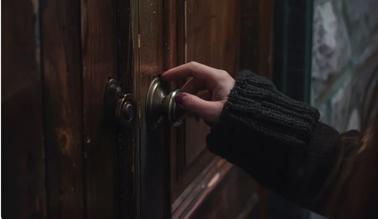 Ο 6χρονος γιος μου χάρισε όλες τις οικονομίες του για να βοηθήσει την ηλικιωμένη γειτόνισσά μας – Το επόμενο πρωί η αυλή μας ήταν γεμάτη κουμπαράδες και παντού υπήρχαν περιπολικά.