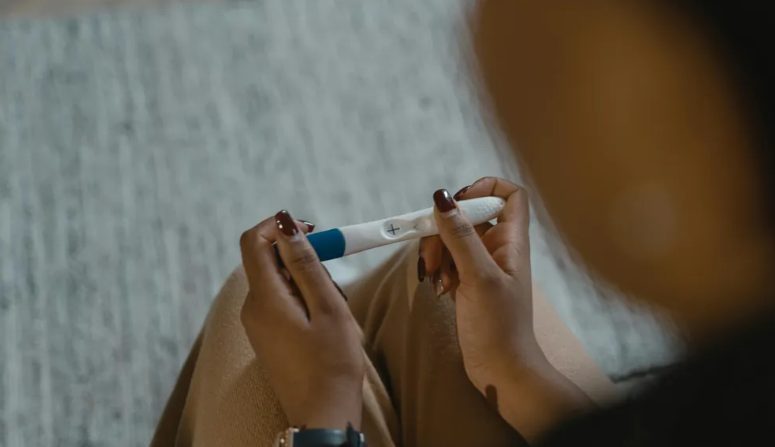 ΜΕΓΑΛΩΣΑ ΤΟΥΣ ΔΙΔΥΜΟΥΣ ΓΙΟΥΣ ΜΟΥ ΕΝΤΕΛΩΣ ΜΟΝΗ – ΑΛΛΑ ΟΤΑΝ ΕΓΙΝΑΝ 16, ΓΥΡΙΣΑΝ ΑΠΟ ΤΟ ΣΧΟΛΙΚΟ ΤΟΥΣ ΠΡΟΓΡΑΜΜΑ ΚΑΙ ΜΟΥ ΕΙΠΑΝ ΟΤΙ ΔΕΝ ΘΕΛΟΥΝ ΠΙΑ ΝΑ ΕΧΟΥΝ ΚΑΜΙΑ ΣΧΕΣΗ ΜΑΖΙ ΜΟΥ.