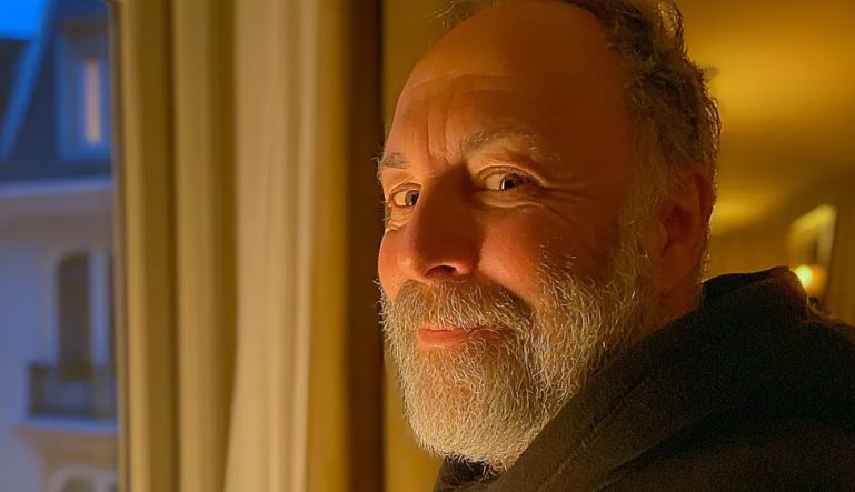 Μια νοσοκόμα έμενε κρυφά μετά τη βάρδιά της δίπλα σε έναν ετοιμοθάνατο ασθενή – Η κηδεία άλλαξε για πάντα τη ζωή της