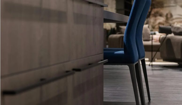 Ένα μικρό κορίτσι μοιράστηκε το γεύμα της με έναν άστεγο άγνωστο – χρόνια αργότερα εκείνος χτύπησε την πόρτα της φορώντας κοστούμι.
