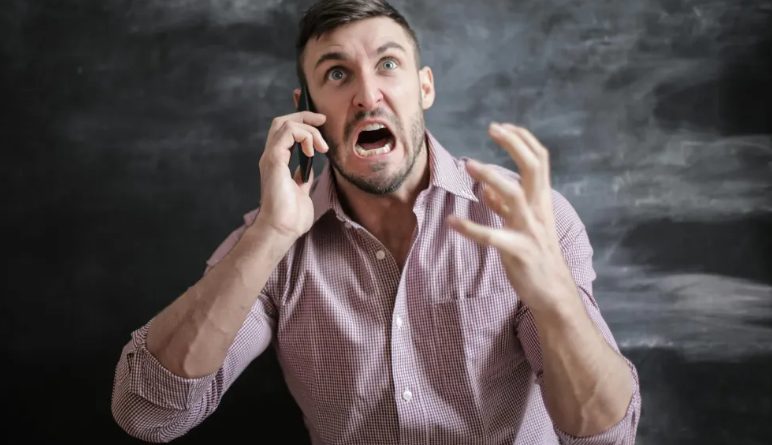 Το πιο όμορφο κορίτσι του σχολείου με κάλεσε στον χορό ενώ όλοι κορόιδευαν την εμφάνισή μου – 20 χρόνια αργότερα δεν με αναγνώρισε, και αυτό που έκανα άλλαξε τη ζωή της.
