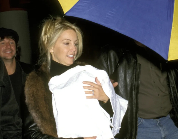 Η κόρη της Heather Locklear, Ava, παντρεύτηκε με ένα εντυπωσιακό φόρεμα και προκάλεσε αντιδράσεις λόγω της τολμηρής επιλογής της
