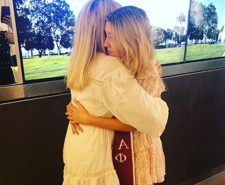 Η κόρη της Heather Locklear, Ava, παντρεύτηκε με ένα εντυπωσιακό φόρεμα και προκάλεσε αντιδράσεις λόγω της τολμηρής επιλογής της