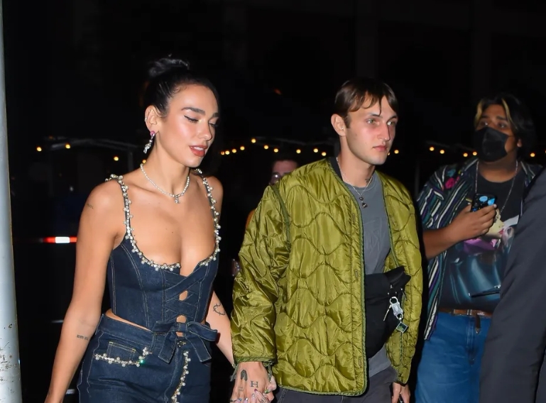 Η Dua Lipa εντυπωσιάζει με νυφική εμφάνιση, προκαλώντας αίσθηση με τις εκπληκτικές λεπτομέρειες