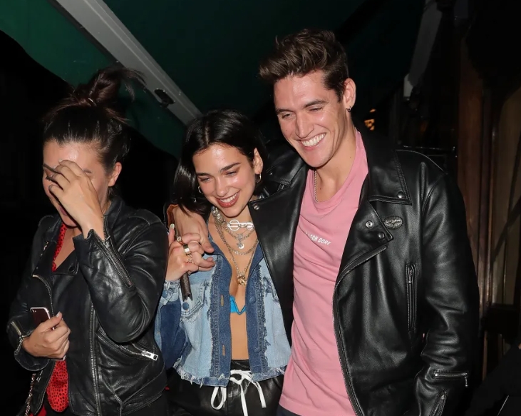 Η Dua Lipa εντυπωσιάζει με νυφική εμφάνιση, προκαλώντας αίσθηση με τις εκπληκτικές λεπτομέρειες