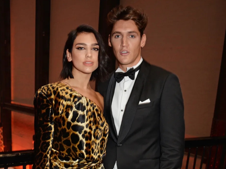 Η Dua Lipa εντυπωσιάζει με νυφική εμφάνιση, προκαλώντας αίσθηση με τις εκπληκτικές λεπτομέρειες