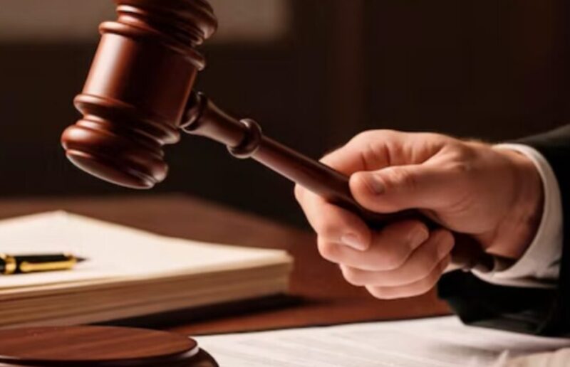 Μπήκα στην αίθουσα του δικαστηρίου με τον νεογέννητο γιο μου στην αγκαλιά, ενώ ο δικηγόρος του άντρα μου χαμογελούσε σαν να είχα ήδη ηττηθεί.