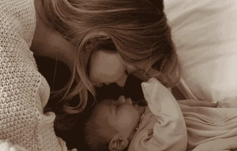 Ένας άγνωστος ηλικιωμένος αναγνώρισε το φόρεμα της γιαγιάς μου στον σχολικό χορό αποφοίτησης — Μακάρι να μην τον είχα πάει ποτέ σε εκείνη