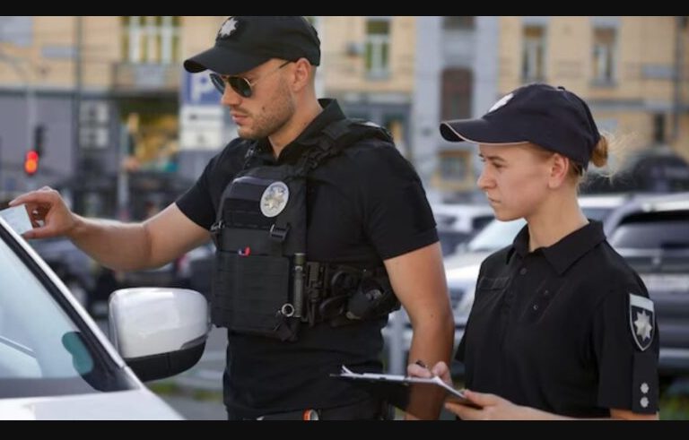 Αφού πέθανε ο σύζυγός μου, πήγα εγώ στη θέση του στον σχολικό χορό πατέρα-κόρης — Οι συμμαθητές της κόρης μου γελούσαν μέχρι που πέντε αστυνομικοί μπήκαν στην αίθουσα