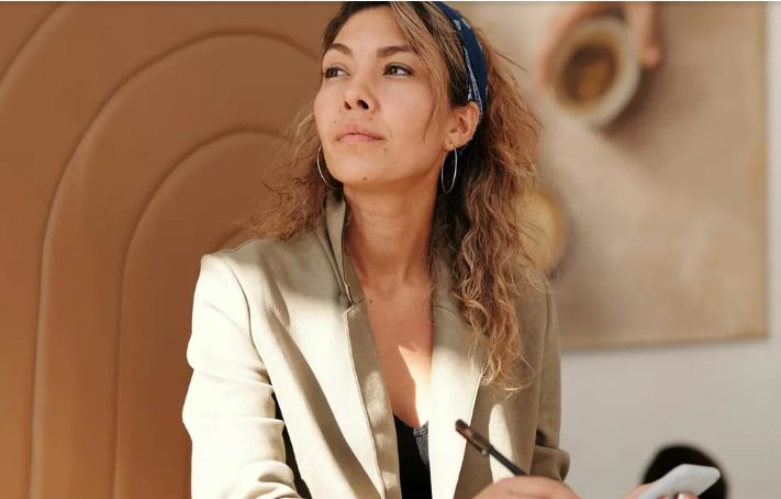 Βρήκα το δεύτερο κινητό του άντρα μου στην 25η επέτειο του γάμου μας – αυτό που είδα δεν ήταν απόδειξη απιστίας, αλλά με έκανε να καταθέσω αίτηση διαζυγίου το επόμενο πρωί.
