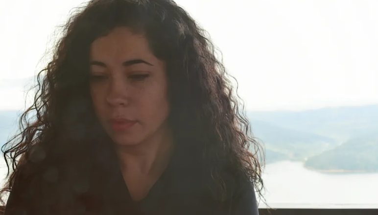 Η αεροσυνοδός άκουσε κλάματα από την τουαλέτα του αεροπλάνου και βρήκε ένα παιδί που δεν βρισκόταν στη λίστα επιβατών
