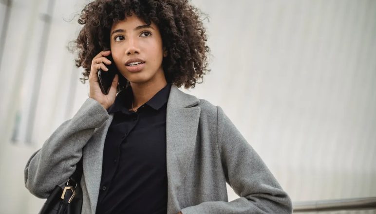 Η αεροσυνοδός άκουσε κλάματα από την τουαλέτα του αεροπλάνου και βρήκε ένα παιδί που δεν βρισκόταν στη λίστα επιβατών