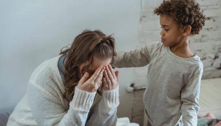 Η αεροσυνοδός άκουσε κλάματα από την τουαλέτα του αεροπλάνου και βρήκε ένα παιδί που δεν βρισκόταν στη λίστα επιβατών