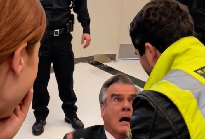 Παντρεύτηκα έναν επιστάτη για να πάω κόντρα στον πλούσιο πατέρα μου — Όταν ήρθε να μιλήσει στον άντρα μου, γονάτισε μόλις άκουσε τα λόγια του