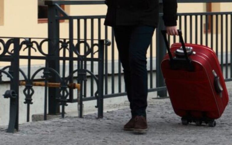 Η πρώην πεθερά μου χειροκροτούσε έξω από το δικαστήριο μόλις ο δικαστής ολοκλήρωσε το διαζύγιό μας και στη συνέχεια οδήγησε την οικογένεια μακριά για να γιορτάσουν την ταπείνωσή μου. Όταν όμως επέστρεψαν στο οικογενειακό σπίτι, τα γέλια τους σταμάτησαν – ο σερίφης ήταν εκεί, τα υπάρχοντά τους ήταν πεταμένα στο γκαζόν και το σπίτι ανήκε πλέον νόμιμα σε εμένα.