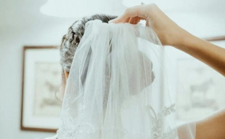 Φόρεσα στον γάμο μου ένα νυφικό από κατάστημα μεταχειρισμένων αξίας 48 δολαρίων και όλοι με κοιτούσαν με περιφρόνηση — μέχρι που η πεθερά μου σηκώθηκε και αποκάλυψε την απίστευτη αλήθεια.