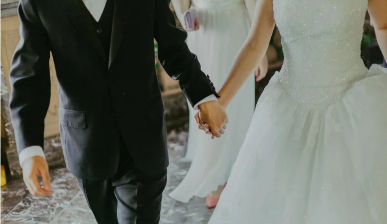 Ο σύζυγός μου είπε ότι δεν είχα θέση στο γκαλά του — κι εγώ εμφανίστηκα φορώντας το ρουμπινένιο κολιέ που αποκάλυψε ποια πραγματικά ήμουν