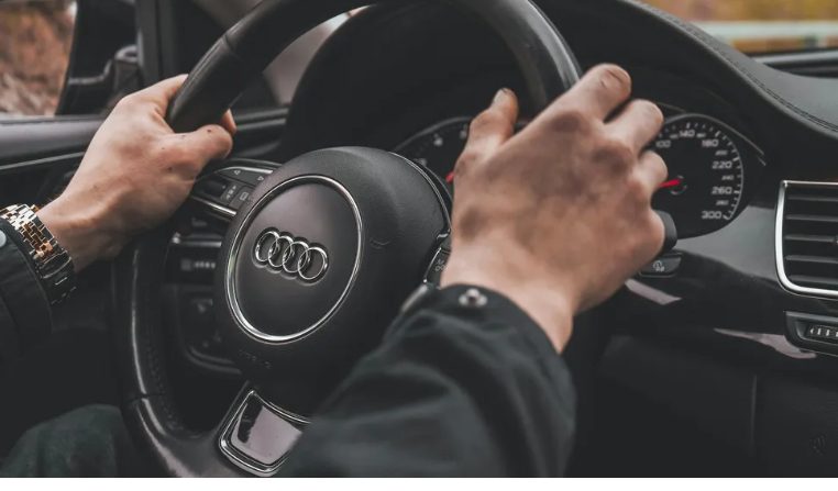 Προσέλαβα έναν άγνωστο άντρα για να παριστάνει τον σύντροφό μου στον γάμο του πρώην μου – Νόμιζα ότι απλώς θα χαμογελούσε για τις φωτογραφίες, αλλά αυτό που έκανε τελικά άφησε τους πάντες άφωνους