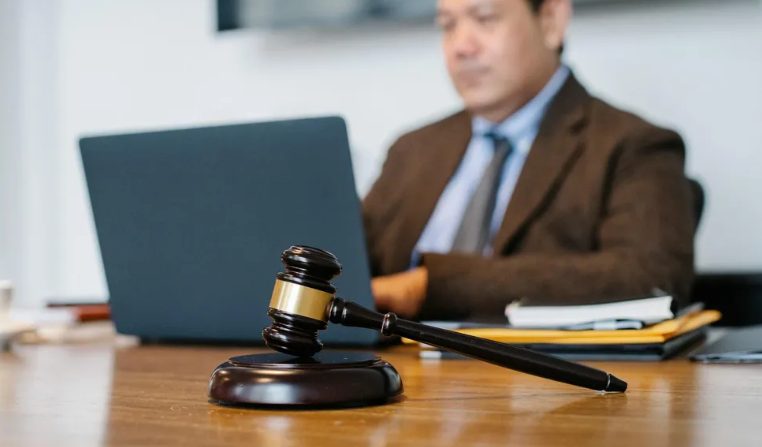 Προσέλαβα έναν άγνωστο άντρα για να παριστάνει τον σύντροφό μου στον γάμο του πρώην μου – Νόμιζα ότι απλώς θα χαμογελούσε για τις φωτογραφίες, αλλά αυτό που έκανε τελικά άφησε τους πάντες άφωνους