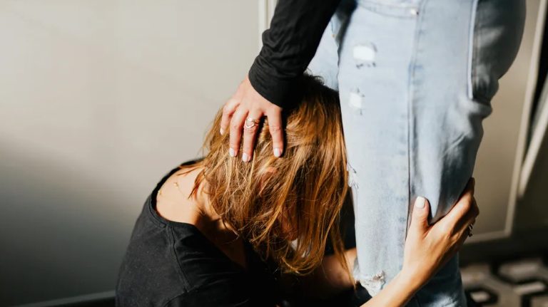 Νόμιζα ότι παντρεύτηκα στην πιο αγαπημένη οικογένεια — μέχρι που μια αδιανόητη πρόταση τα άλλαξε όλα. Αυτό που ξεκίνησε ως μια γενναιόδωρη χειρονομία της πεθεράς μου έγινε η μεγαλύτερη μάχη της ζωής μας.